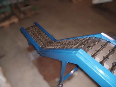 Z-förmiger Plattenband-Steigförderer für mehrstufigen Materialfluss in der Industrie