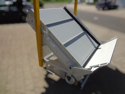 Vertikalförderer mit Steigstrecke – Einbindung in Förderlinie für Packstücke und Behälter