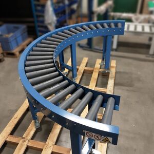 Blaue Rollenbahnkurve in der Werkstatt — projektierte 180-Grad-Rollenkurve von AHF