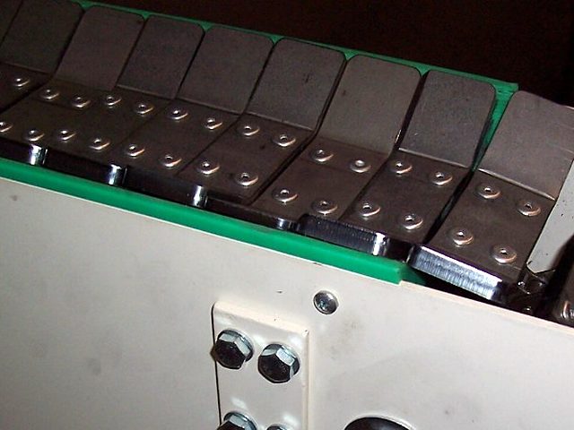 Auf die Anbaulaschen geschraubte Stahlplatten bilden eine durchgehende Auflagefläche